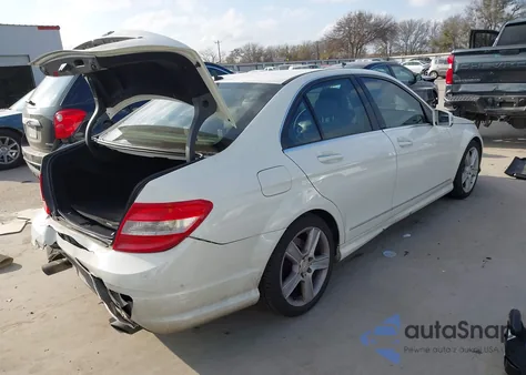 2010 Mercedes-Benz C 300 Luxury/Sport z USA, uszkodzony, nr VIN WDDGF5EB0AR095733